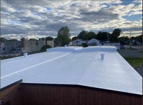 Un toit blanc se trouve au sommet d'un bâtiment.