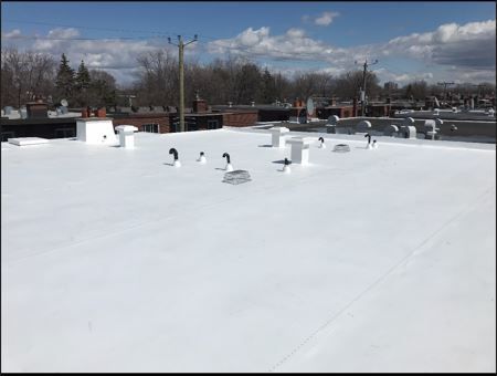 Un toit blanc avec beaucoup d'aérations.