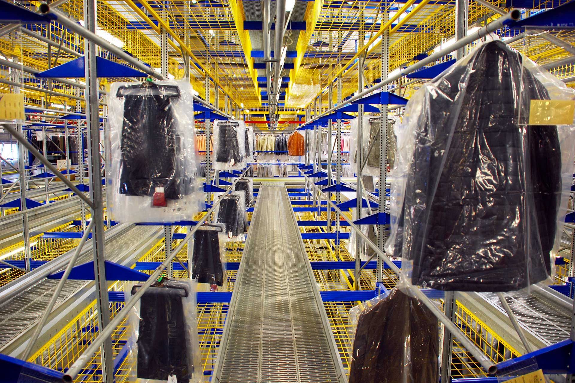 logistica abiti appesi