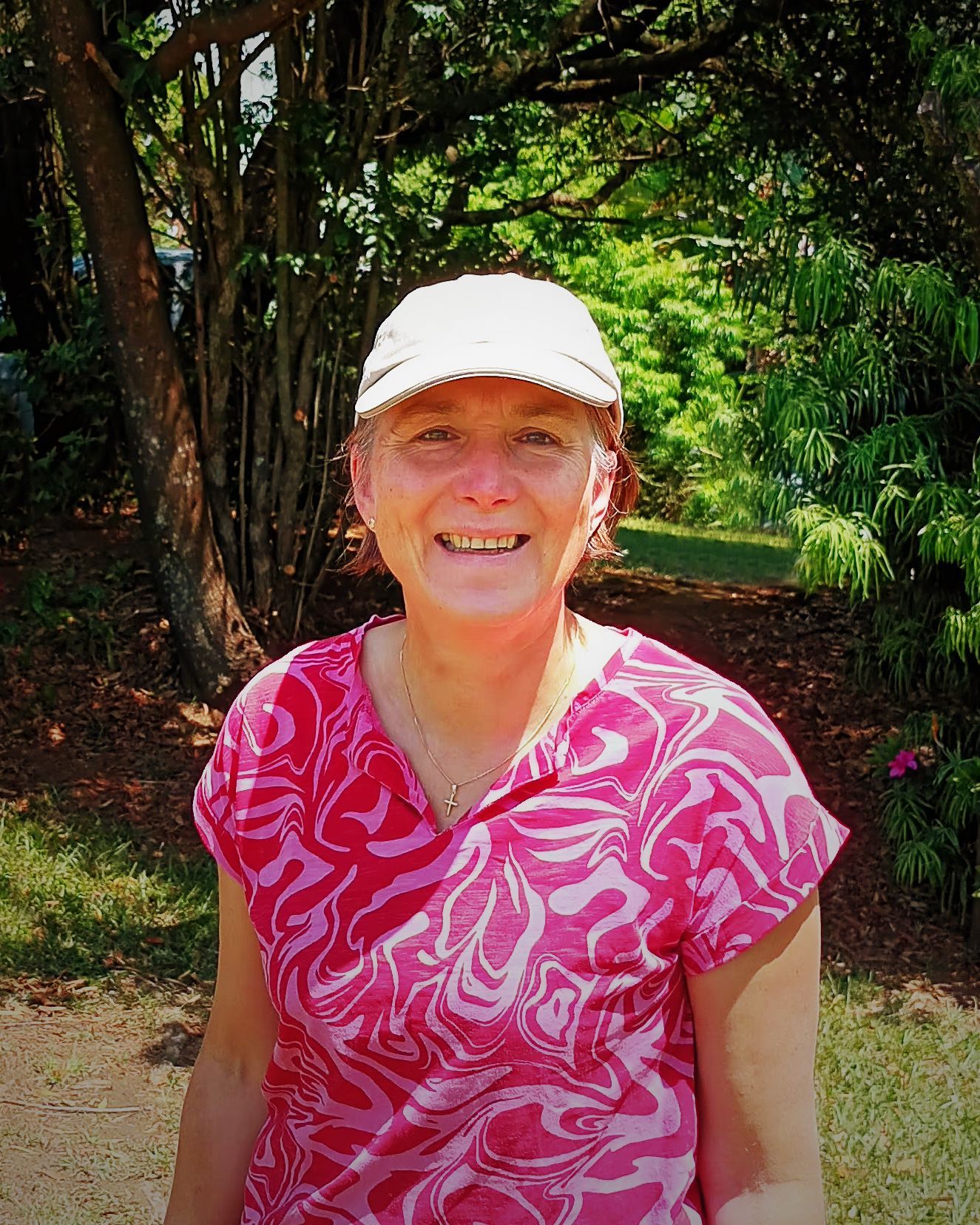 Karine lacht naar de camera