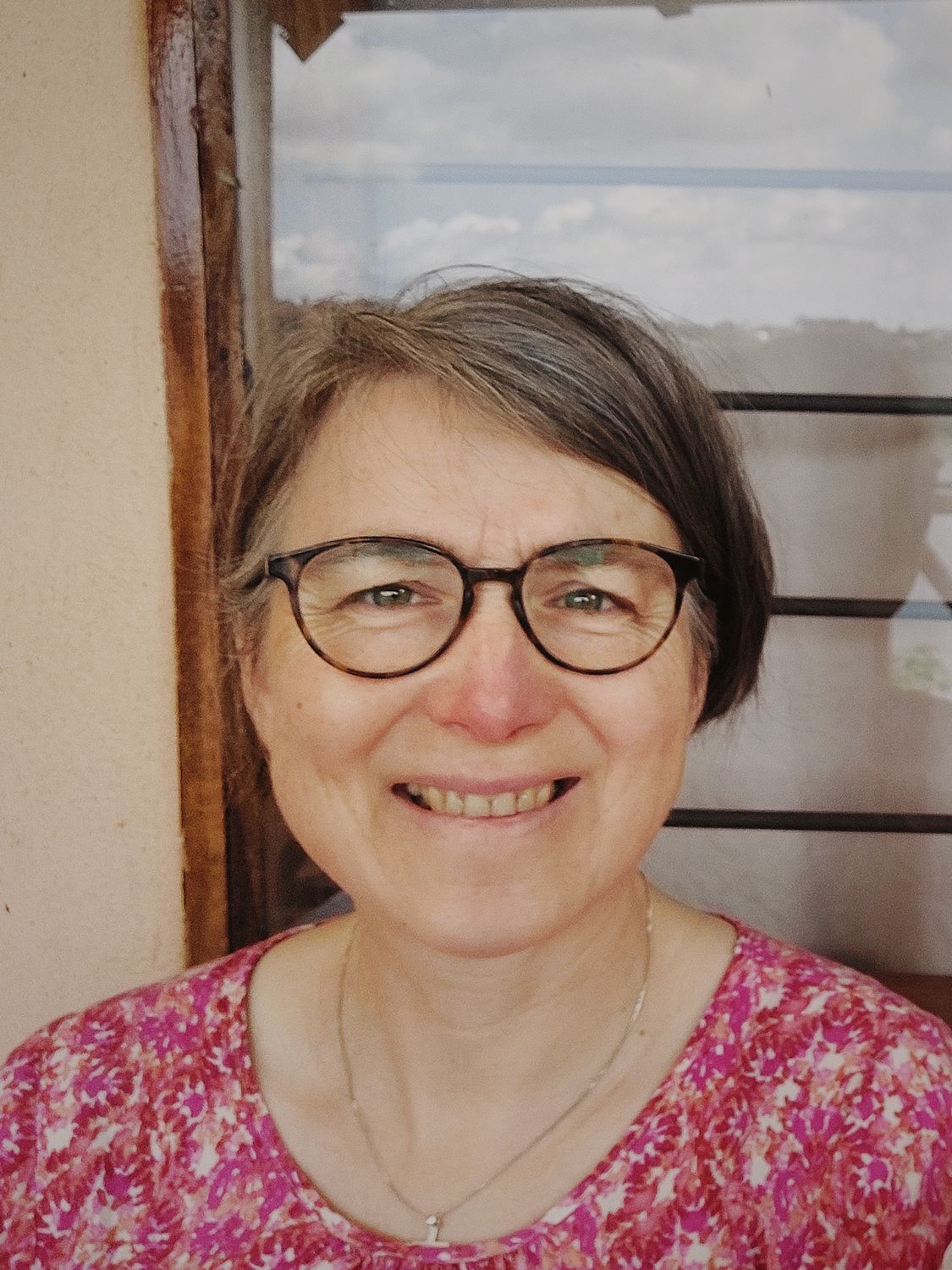 Karine lacht naar de camera