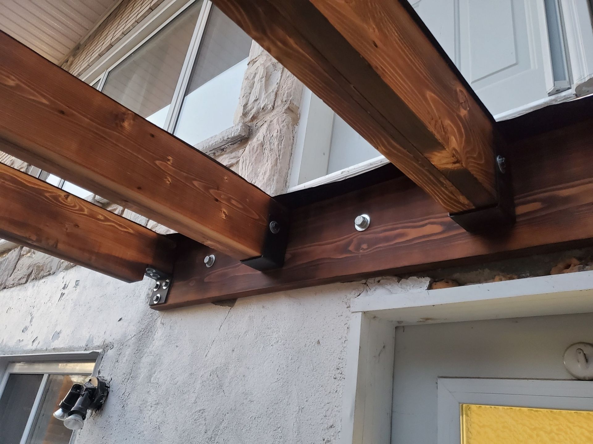 Une structure en bois est fixée sur le côté d'un bâtiment