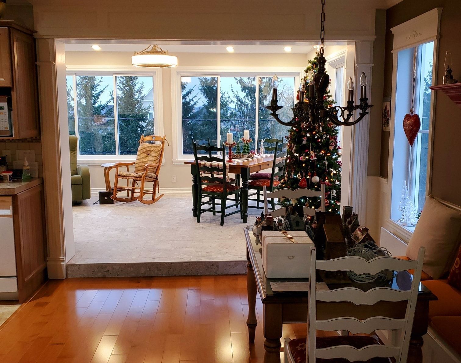 Il y a un sapin de Noël au milieu de la pièce.