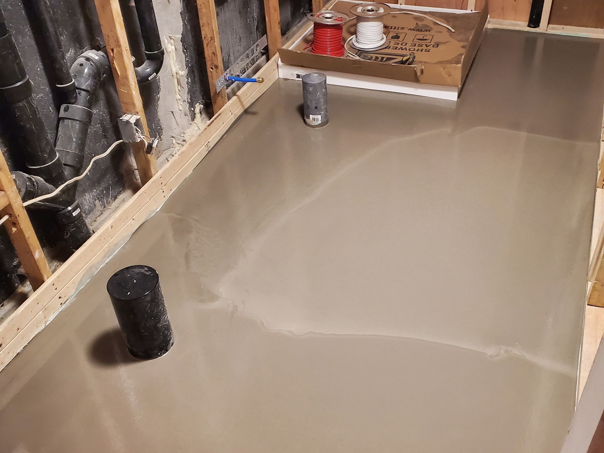 Un sol en béton avec un tuyau au milieu.