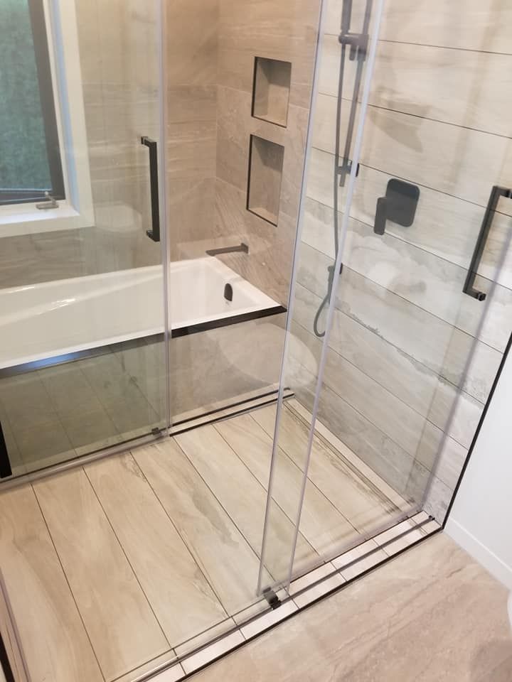 Une salle de bain avec baignoire, douche et toilettes.