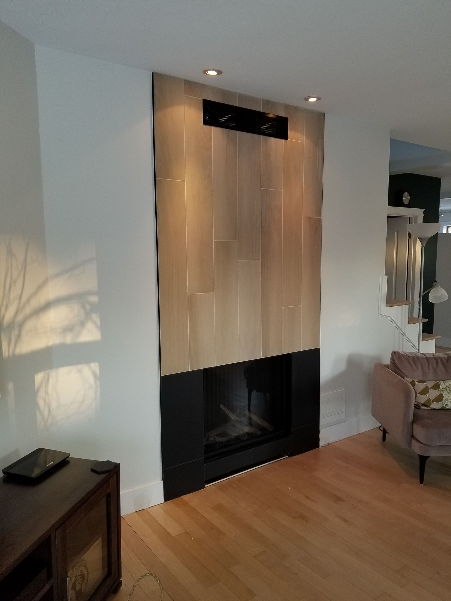 Un salon avec une cheminée et un canapé