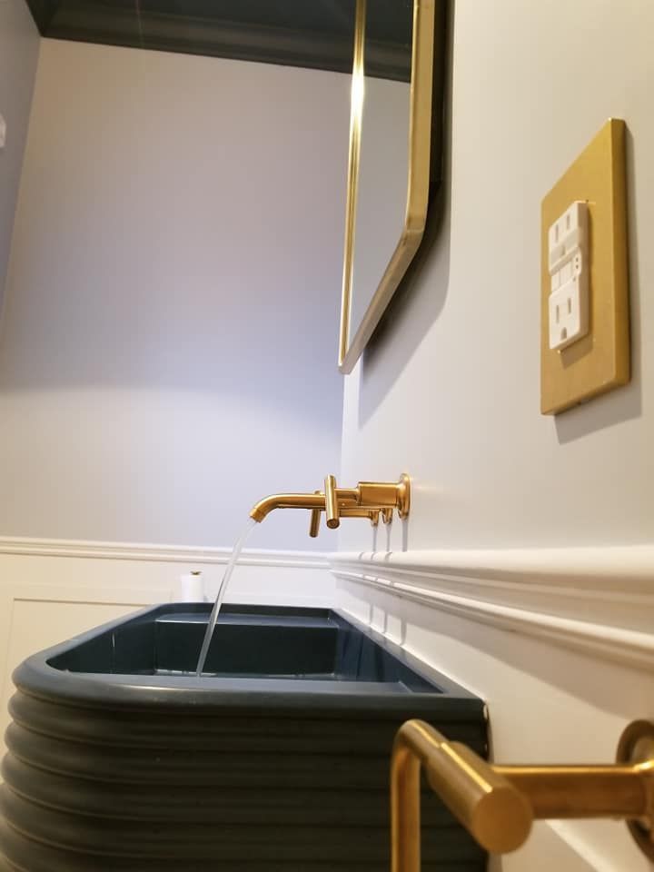 Une salle de bain avec deux lavabos et un miroir