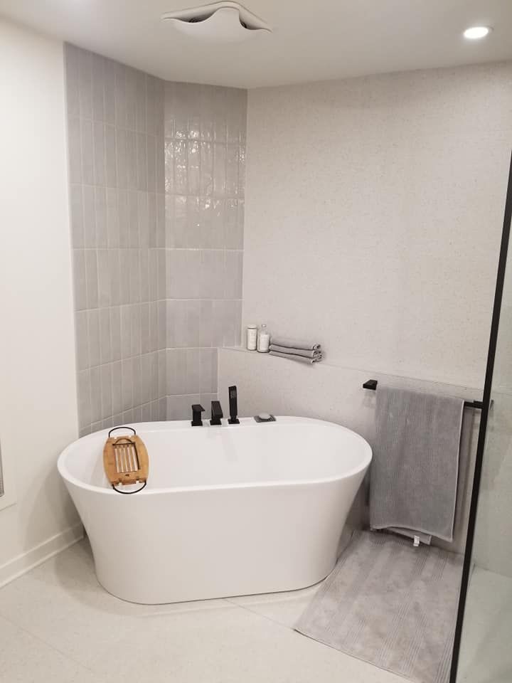 Une salle de bain avec baignoire et douche.