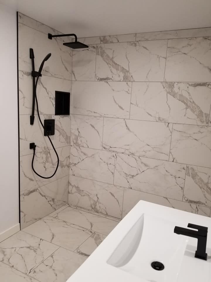 Une salle de bain avec une douche à l'italienne et un lavabo