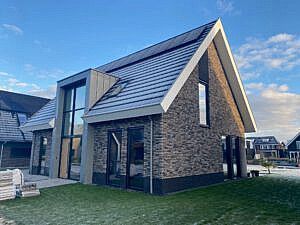 Nieuwbouwwoning in Boornburgum met vakmanschap gemetseld metselwerk: zwarte trasraam en grijs gemeleerde steen in halfsteensverband