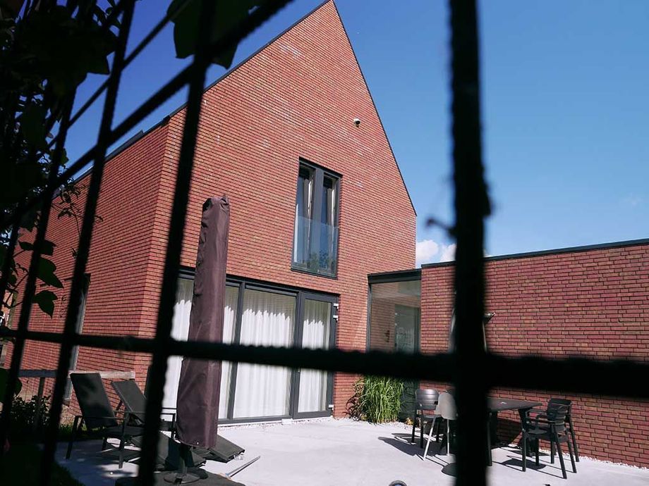 Nieuwbouwwoning in Heerenveen met duurzaam gestapeld steen effect onderbroken metselwerk alleen rond kozijnen, ruwe kant van de gevelsteen in het zicht en verdiepte voegen