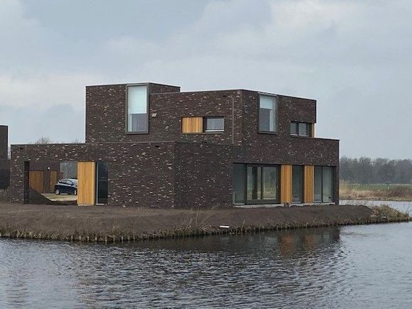 Traditionele nieuwbouwwoning in Boornbergum, Friesland, met donkere bakstenen en zwart gepointerde voeg, vakmanschap, metselwerk
