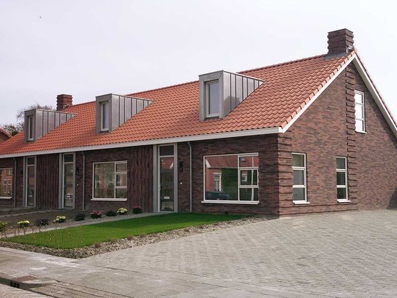 Levensloopbestendige woningen met staand verband en halfsteensverband metselwerk in rode steen