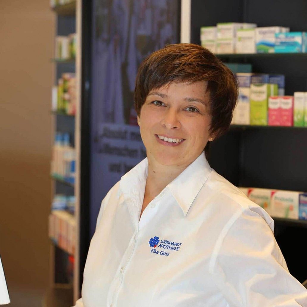 Eine Frau, die ein weißes Hemd mit einer blauen Blume darauf trägt