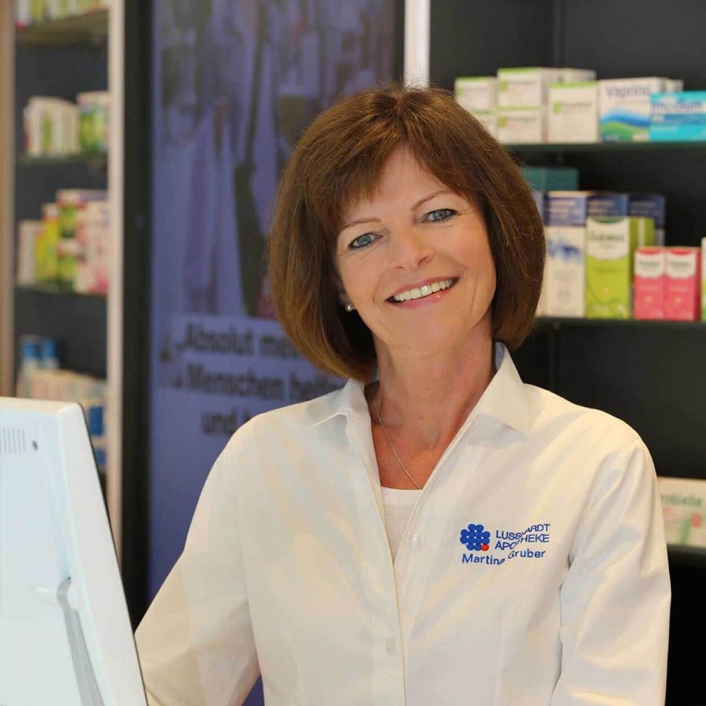 Eine Frau, die ein weißes Hemd mit einem blauen Logo trägt