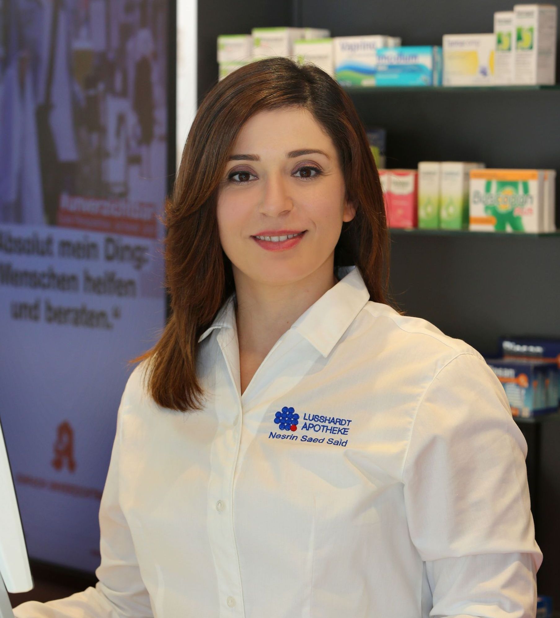 Eine Frau, die ein weißes Hemd mit einer blauen Blume darauf trägt