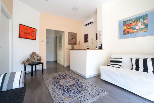 Una persona che riceve un'iniezione cosmetica nel naso mentre si trova in un ambiente medico.