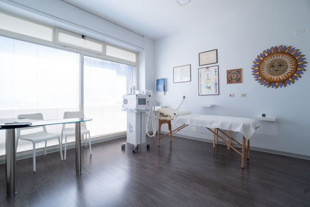 Persona che riceve un'iniezione di filler nasale. Primo piano del viso, mano guantata di blu che tiene una siringa.