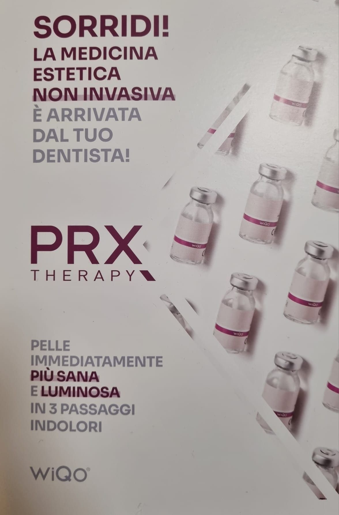 Persona con guanti blu che si inietta qualcosa in un gluteo, probabilmente per scopi estetici.