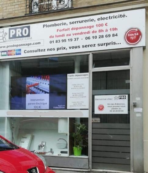 Vitrine de services professionnels : plomberie, serrurerie et électricité. Voiture rouge et informations sur les services.