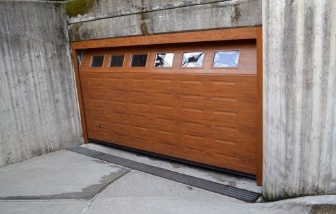 portone sezionale con vetrate