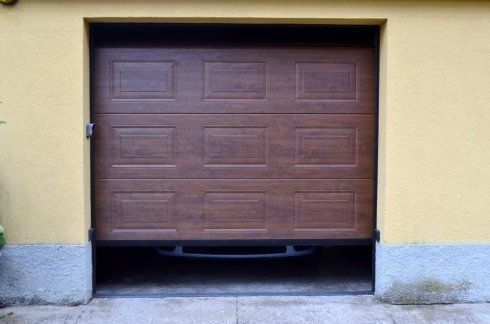 portone sezionale in legno