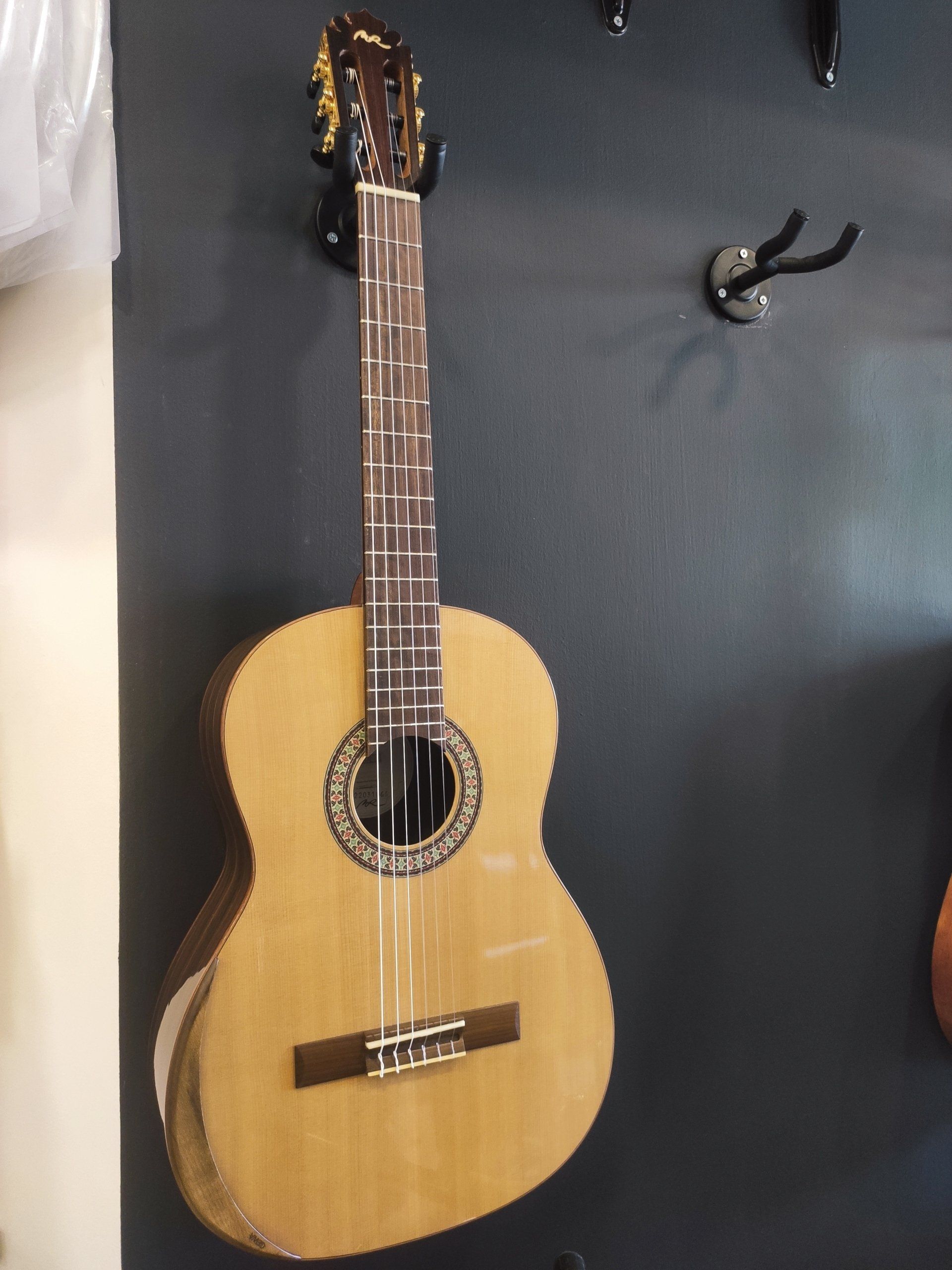 chitarra classica su sfondo nero