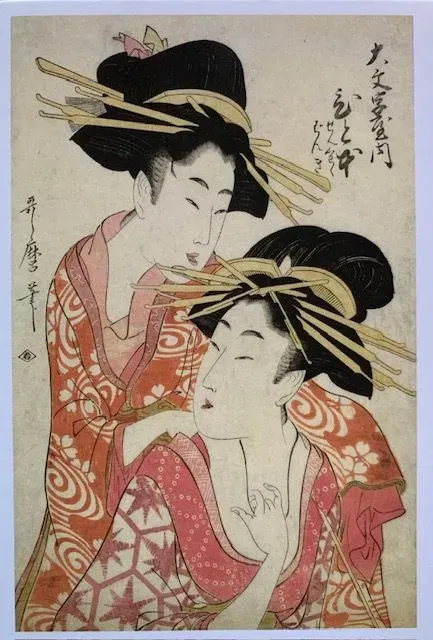 Twee figuren in sierlijke, gedessineerde oranje kimono's en uitgebreide haarspelden, waarbij de ene een hand op de schouder van de andere laat rusten.