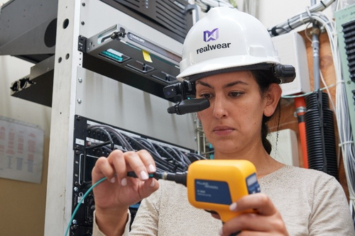 Fluke Networks demonstrates a ‘third hand’ for fiber installation San Jose