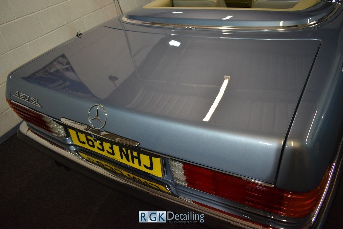A blue mercedes with a license plate that says lg33 nhj