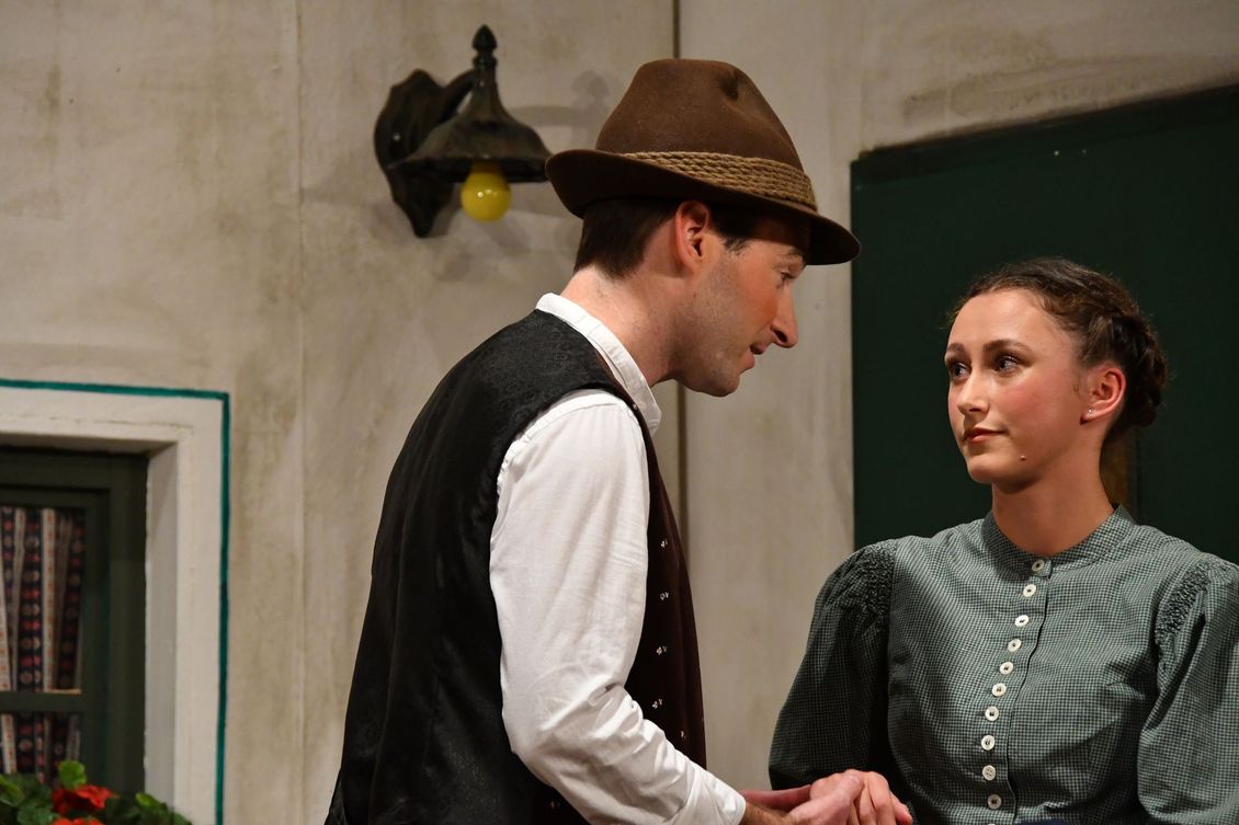 Zwei Schauspieler der Theatergruppe Emmering auf der Bühne beim Stück 