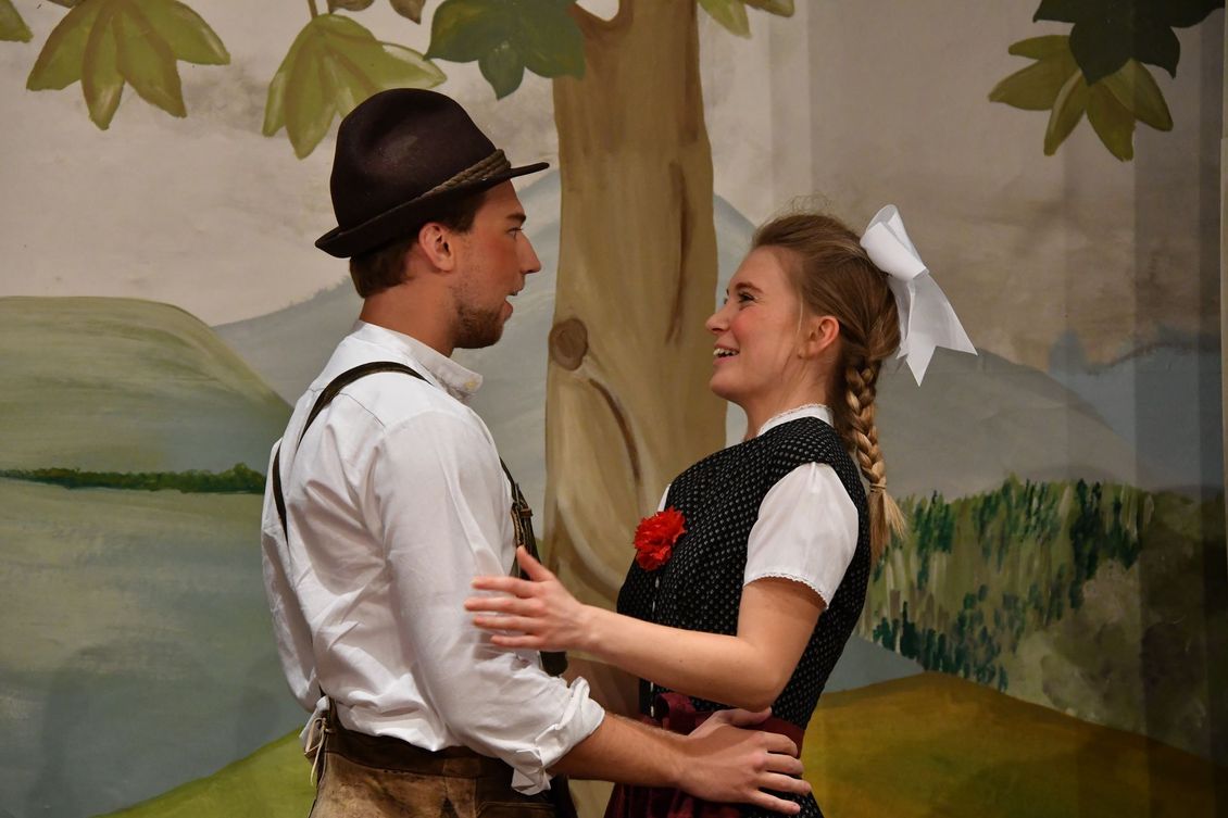 Zwei Schauspieler der Theatergruppe Emmering auf der Bühne im Stück 