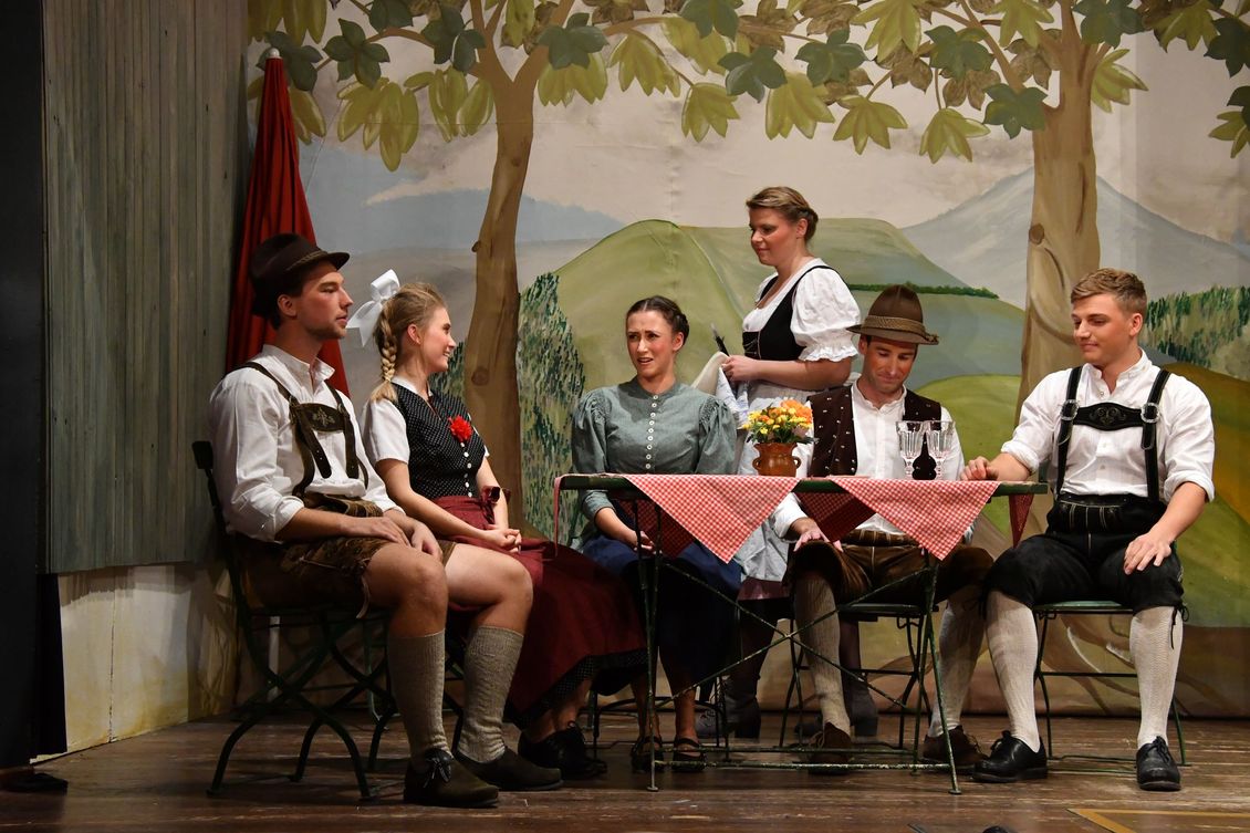 Sechs Schauspieler der Theatergruppe Emmering auf der Bühne beim Stück 