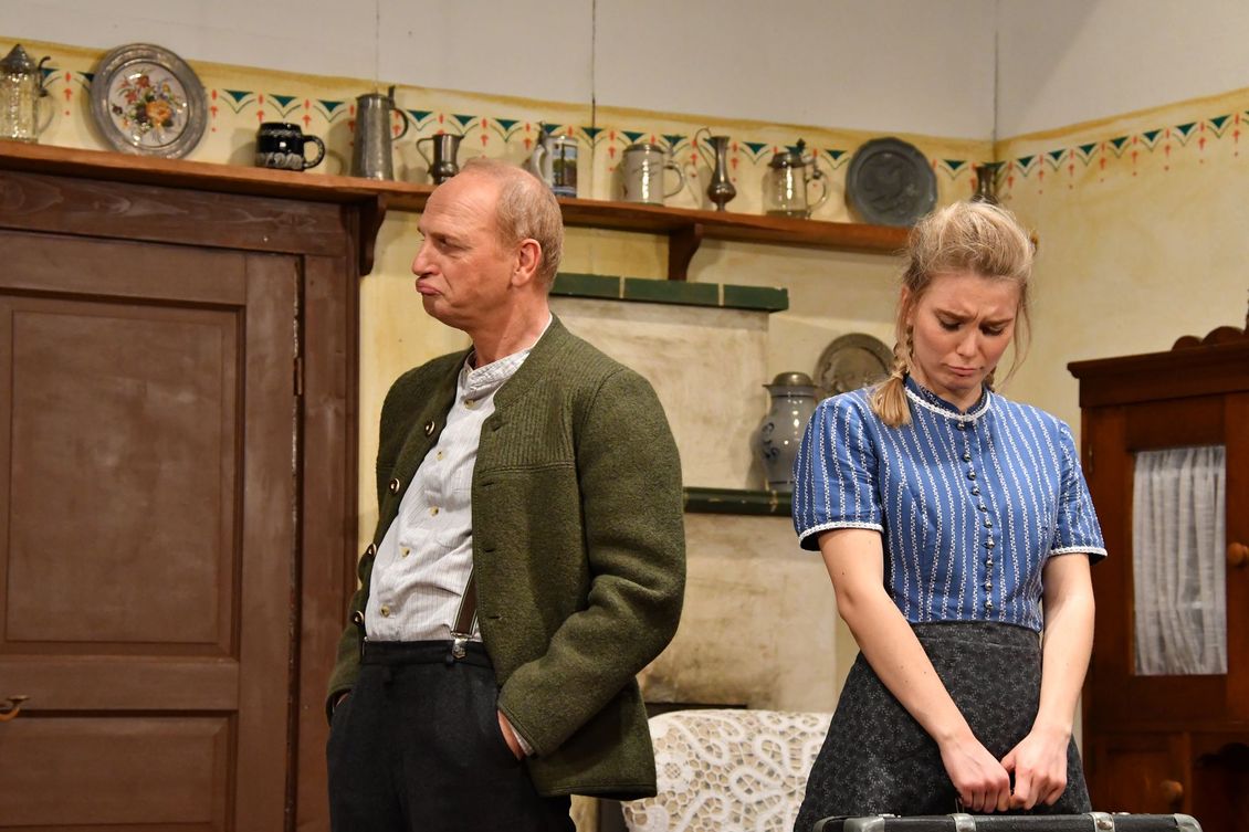 Zwei Schauspieler der Theatergruppe Emmering auf der Bühne im Stück 