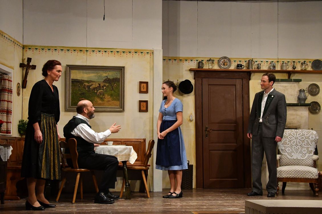 Vier Schauspieler der Theatergruppe Emmering auf der Bühne im Stück 