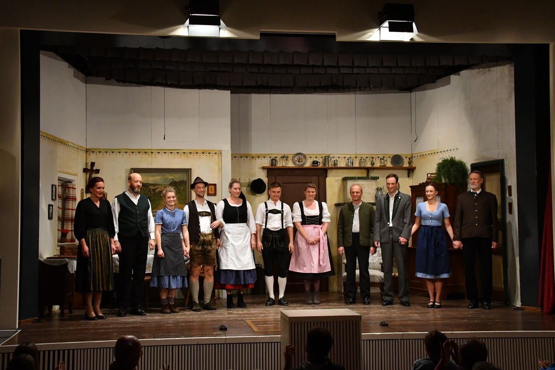 Die Schauspieler der Theatergruppe Emmering stehen auf der Bühne, um sich zu verbeugen.