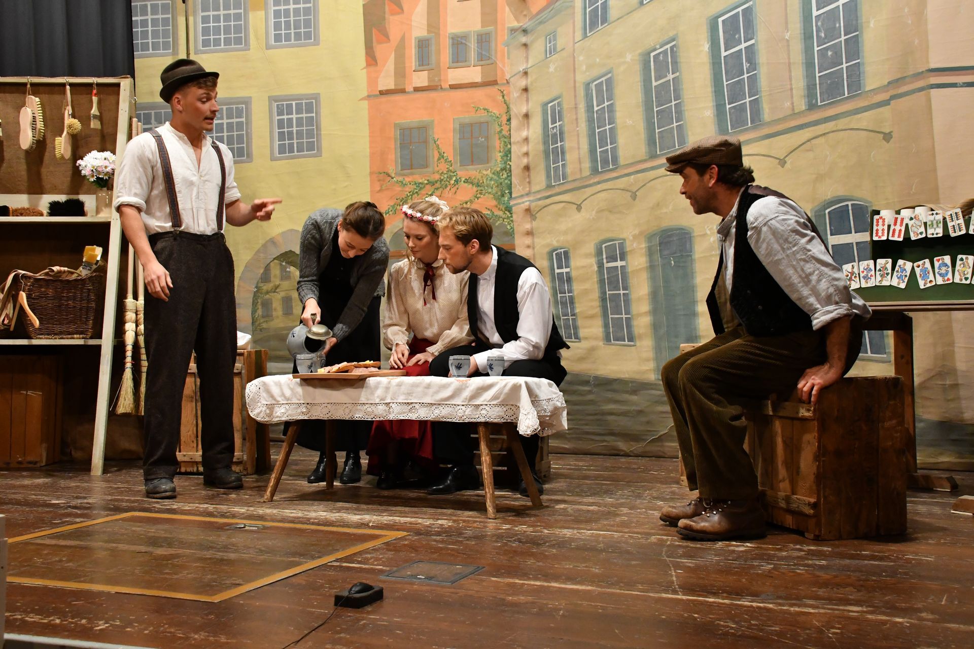 Fünf Schauspieler der Theatergruppe Emmering auf der Bühne bei einer Brotzeit beim Stück 