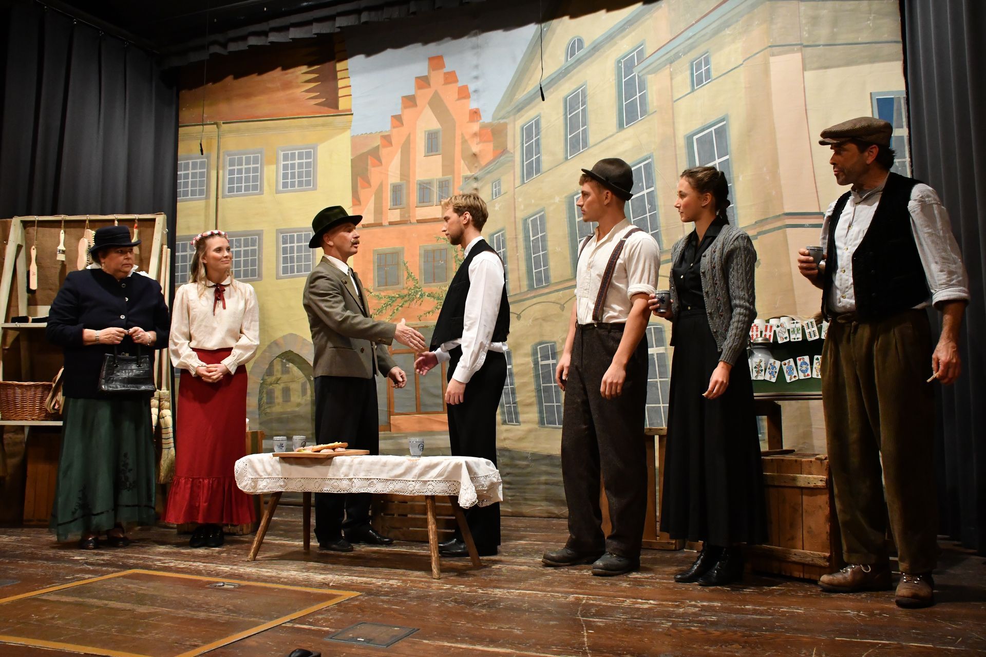 Sieben Schauspieler der Theatergruppe Emmering auf der Bühne beim Stück 