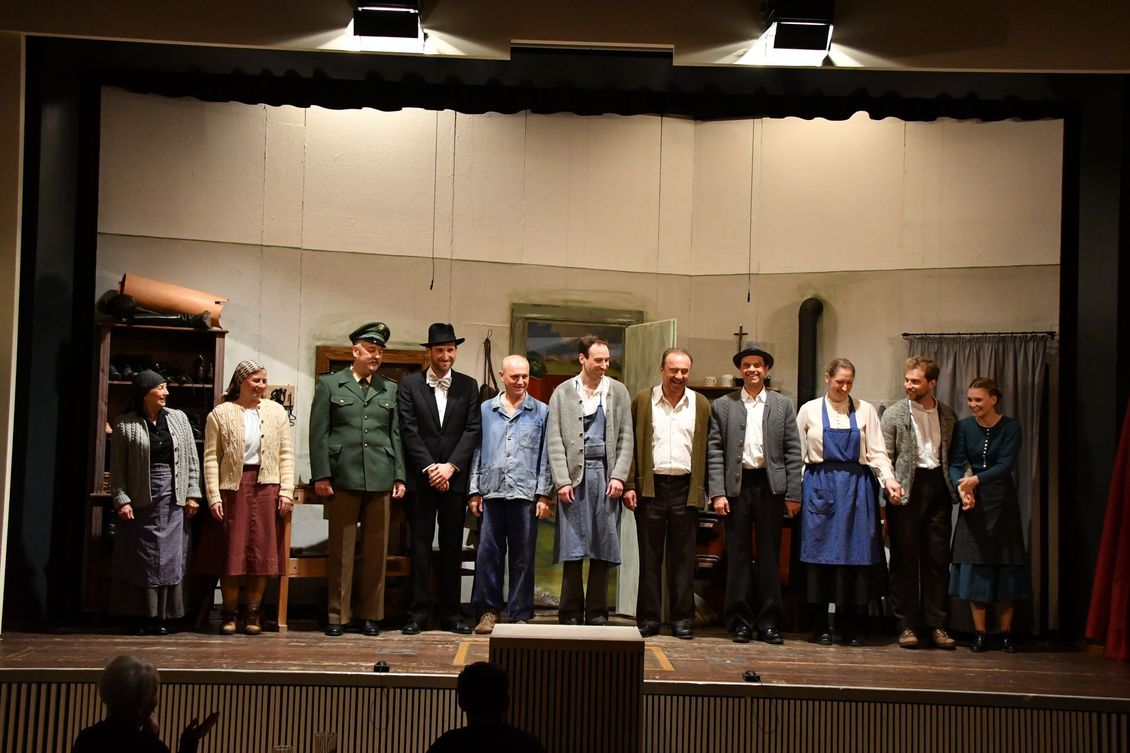 Gruppenbild der Theatergruppe Emmering auf der Bühne