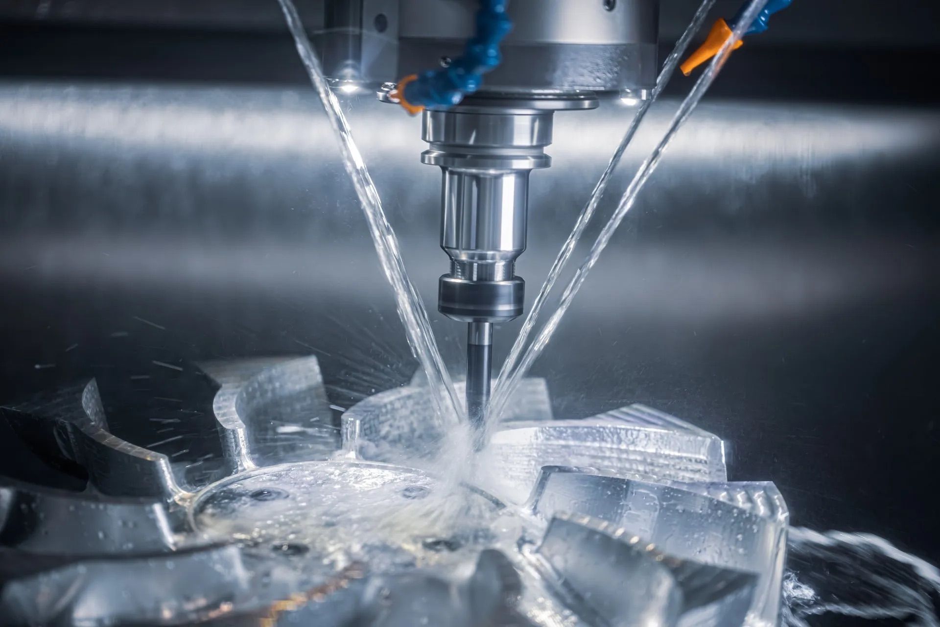 Machine CNC de découpe de pièces métalliques avec pulvérisation de liquide de refroidissement.