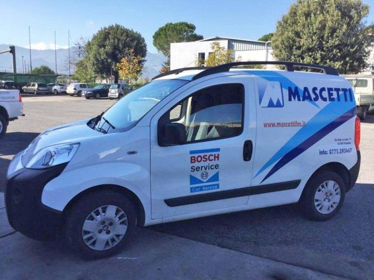 furgone con scritta mascetti