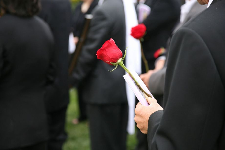 Funerale con rose rosse