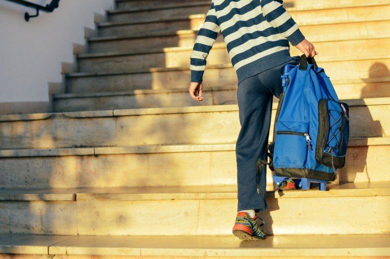 Estudo polonês mostra que mochilas pesadas pioram dores lombares em crianças