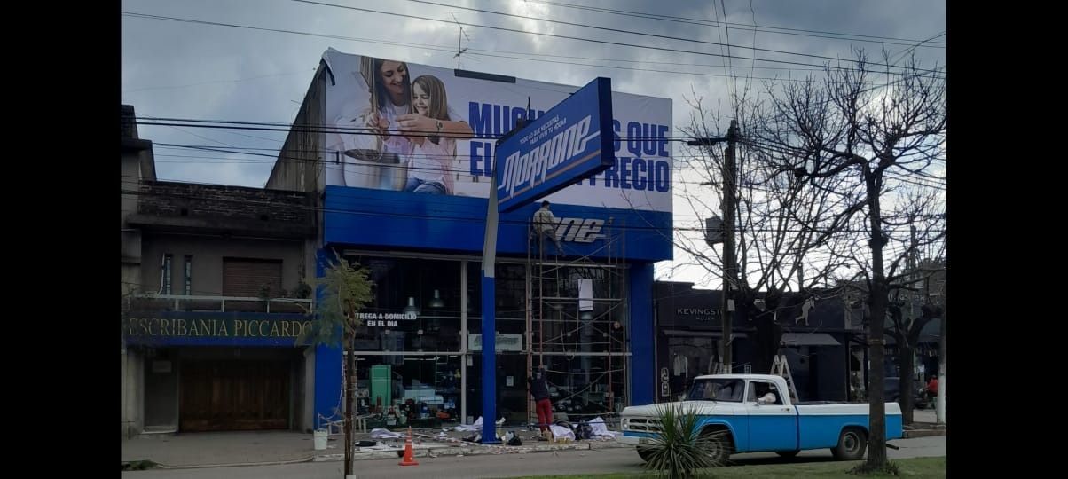 Una tienda azul y blanca con un letrero que dice