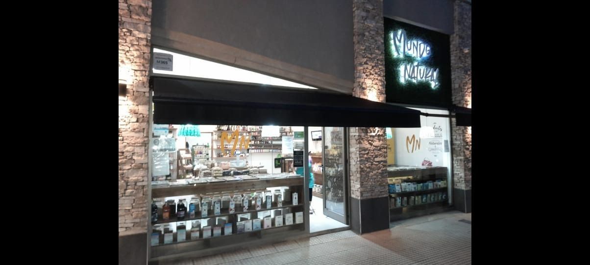 Exterior de una tienda de noche. El letrero de arriba dice