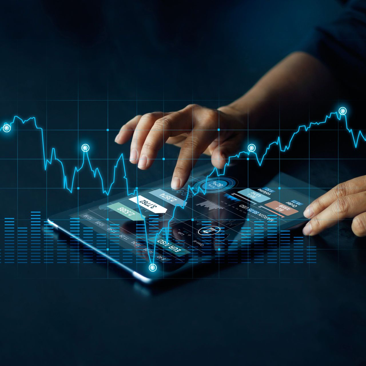 Persona che utilizza un tablet su cui è visualizzato un grafico del mercato azionario e tocca lo schermo. Toni blu.