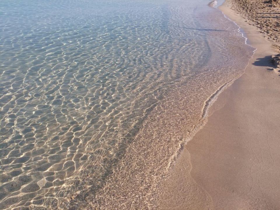 Spiaggia sabbiosa e mare cristallino