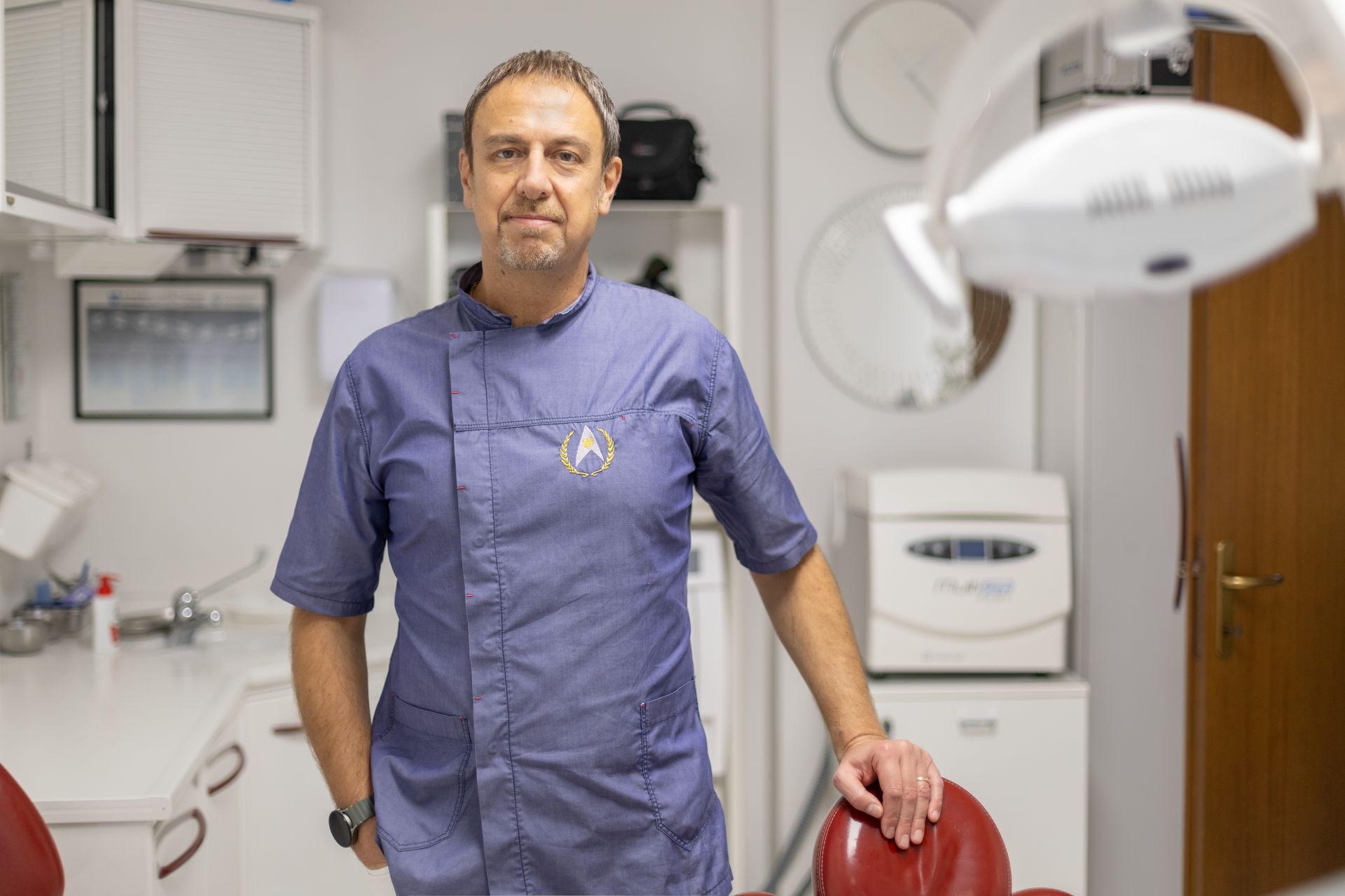 un primo piano di una persona che tocca un pannello solare