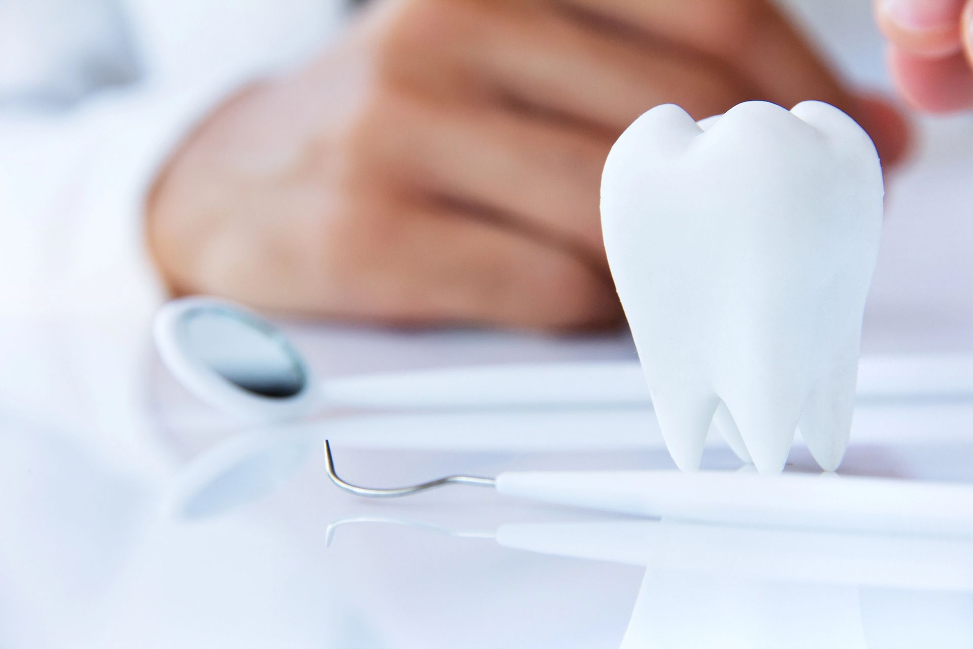 un campo di pannelli solari e turbine eoliche al tramonto .