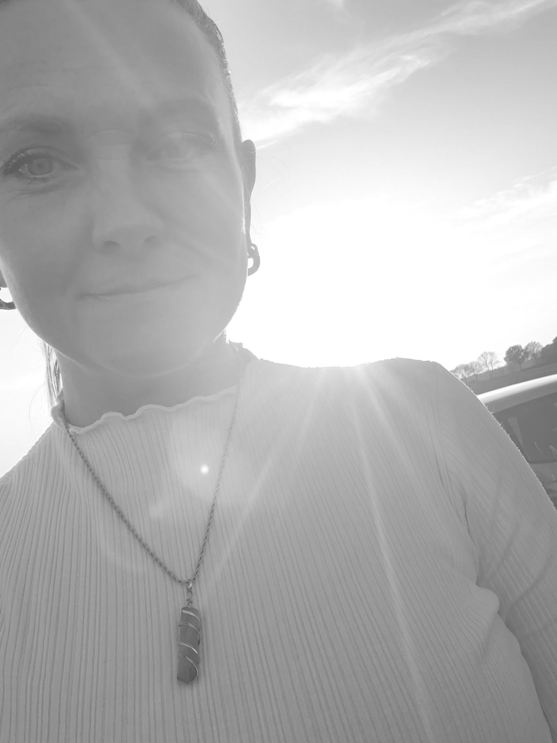 Een zwart-witfoto van Sabine die een ketting draagt.